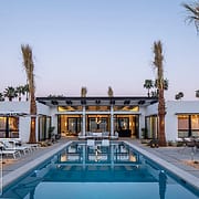 SPI Finestre's Alu Space aluminum windows and double-leaf pivot doors give comfort and brightness to this Mid Century style contemporary villa in Palm Springs