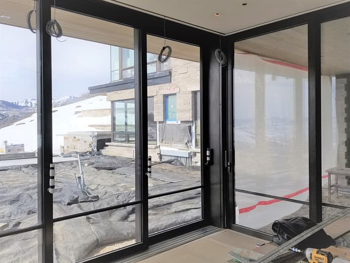 A custom lift slide steel door system opens the living space to the outdoor entertaining area.